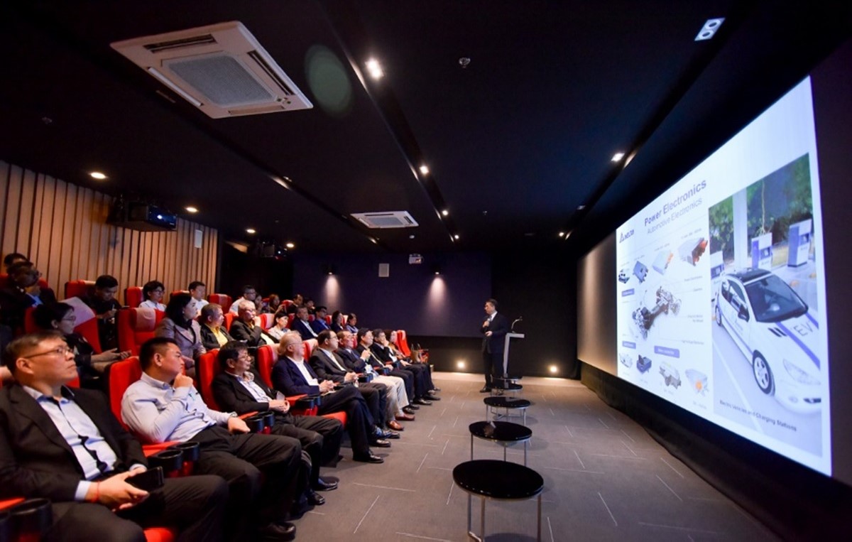 Mr. Kalin Sarasin(center right), Chairman of TCC and the Board of Trade, with Mr. Hsieh Shen-yen(center left), Delta President at Delta headquarters.
